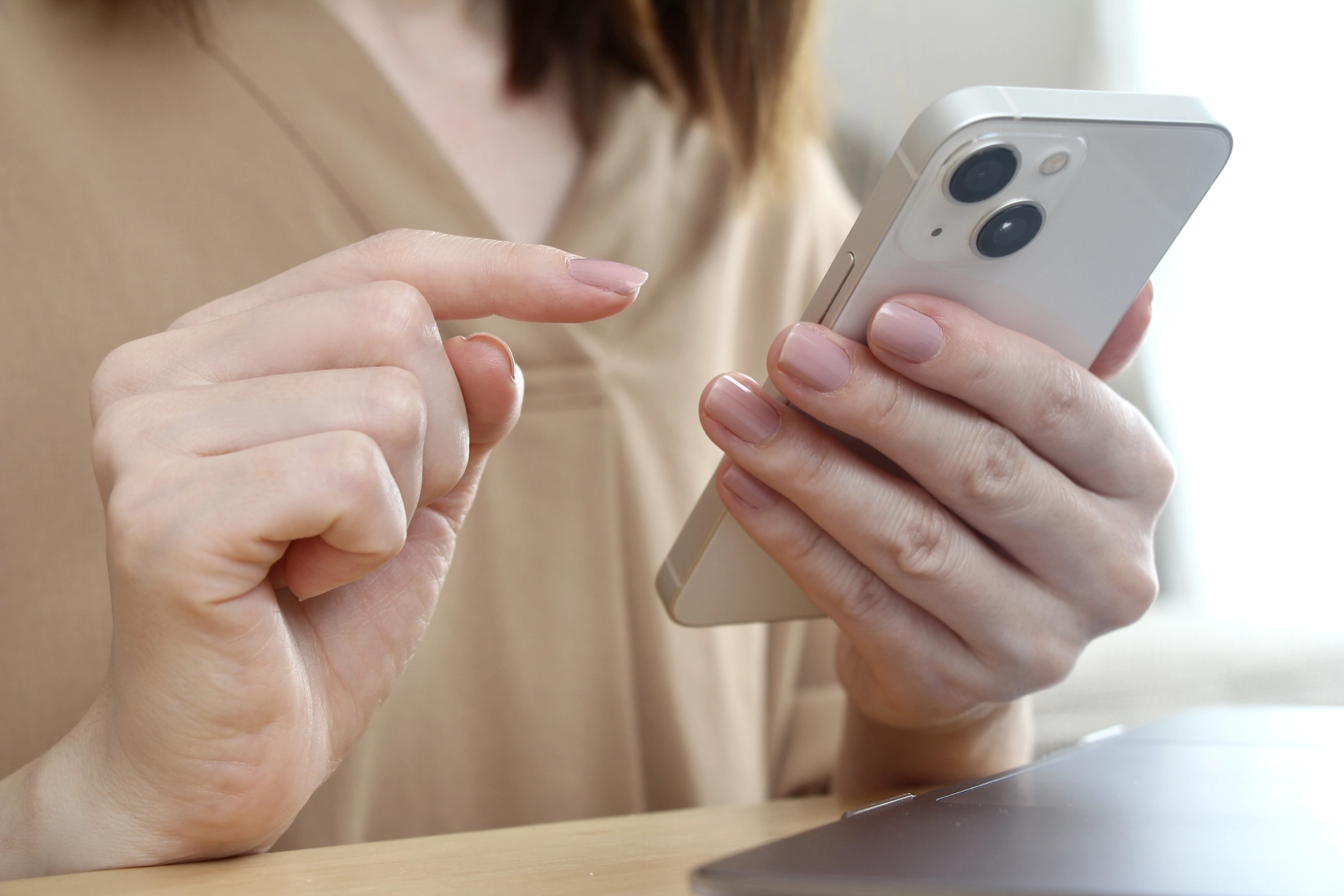 スマートフォンで問い合わせを行うイメージ画像