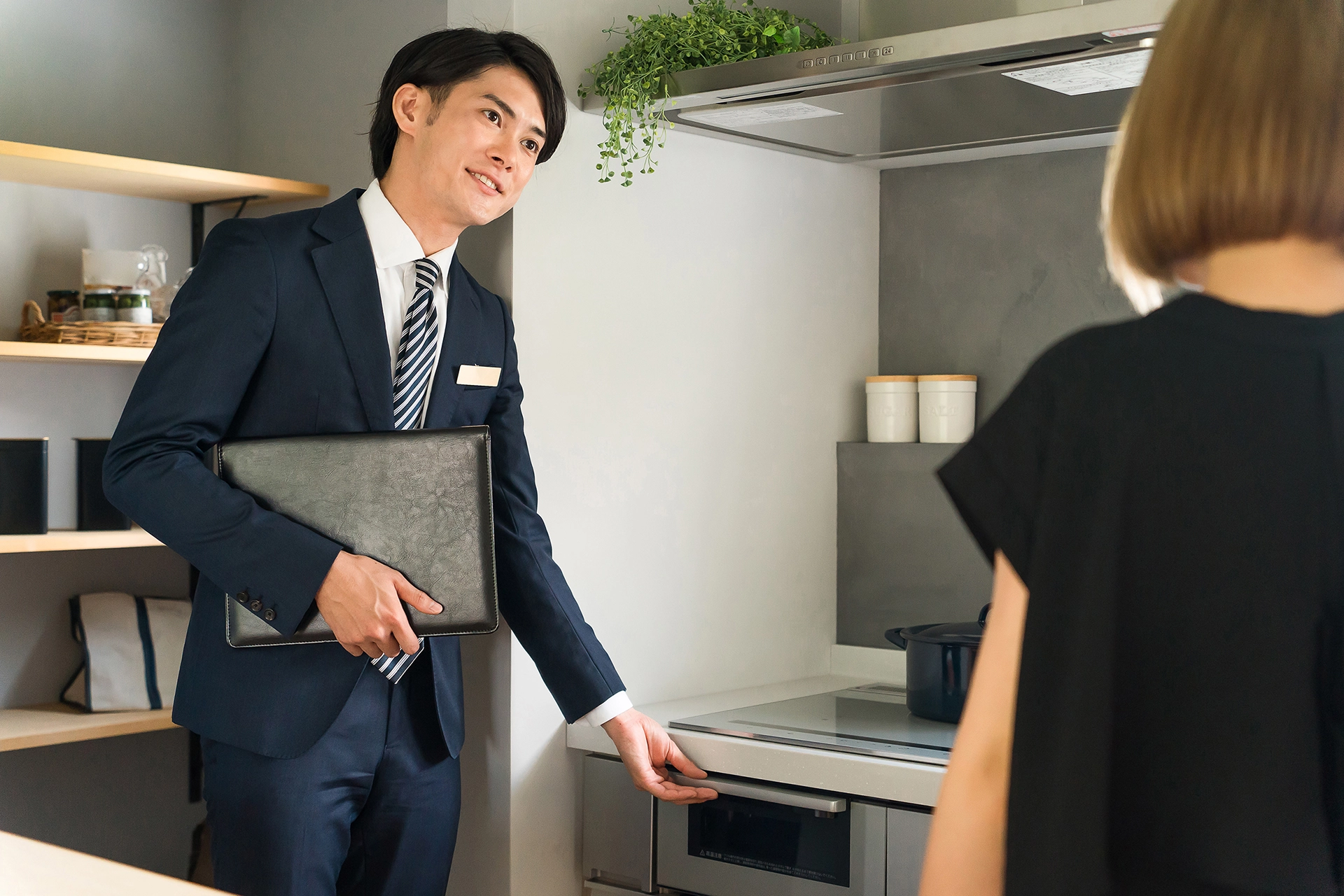 物件案内を行う営業マンのイメージ画像