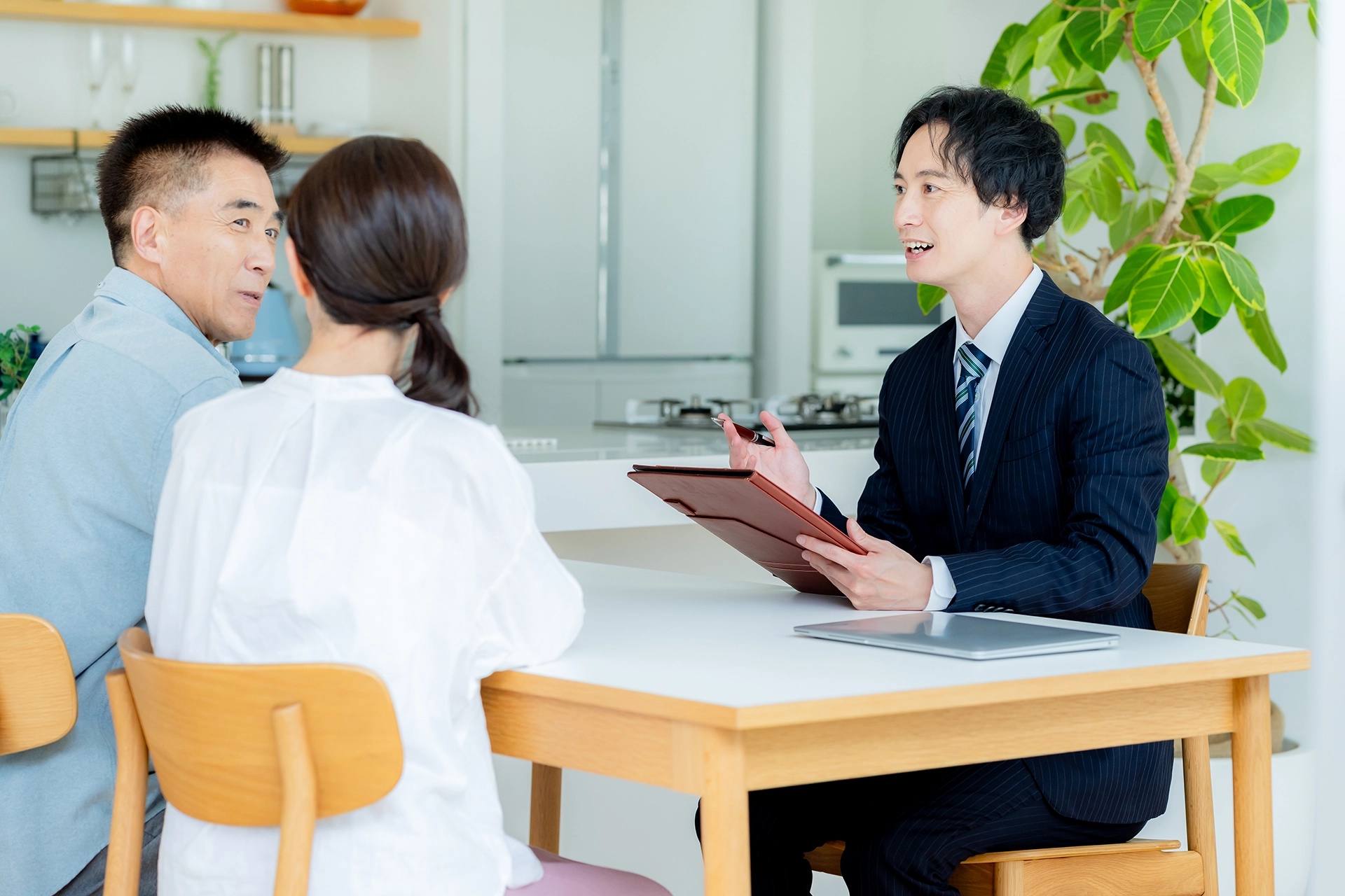 物件案内を行う営業マンのイメージ画像