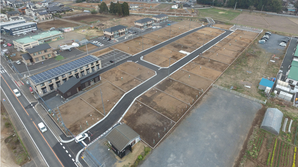広々な開発道路やブロック施工など暮らしやすさを追求した分譲地計画